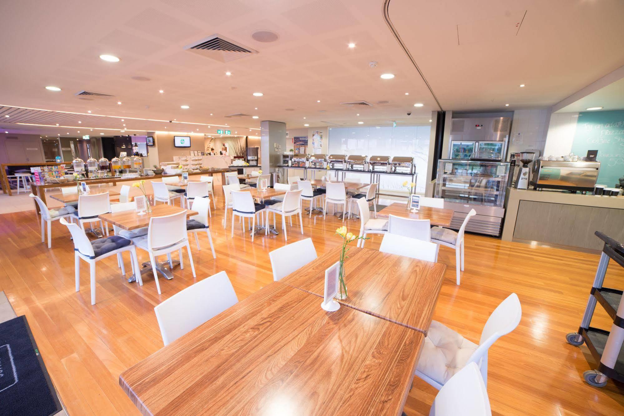 Quality Suites Pioneer Sands Wollongong Buitenkant foto