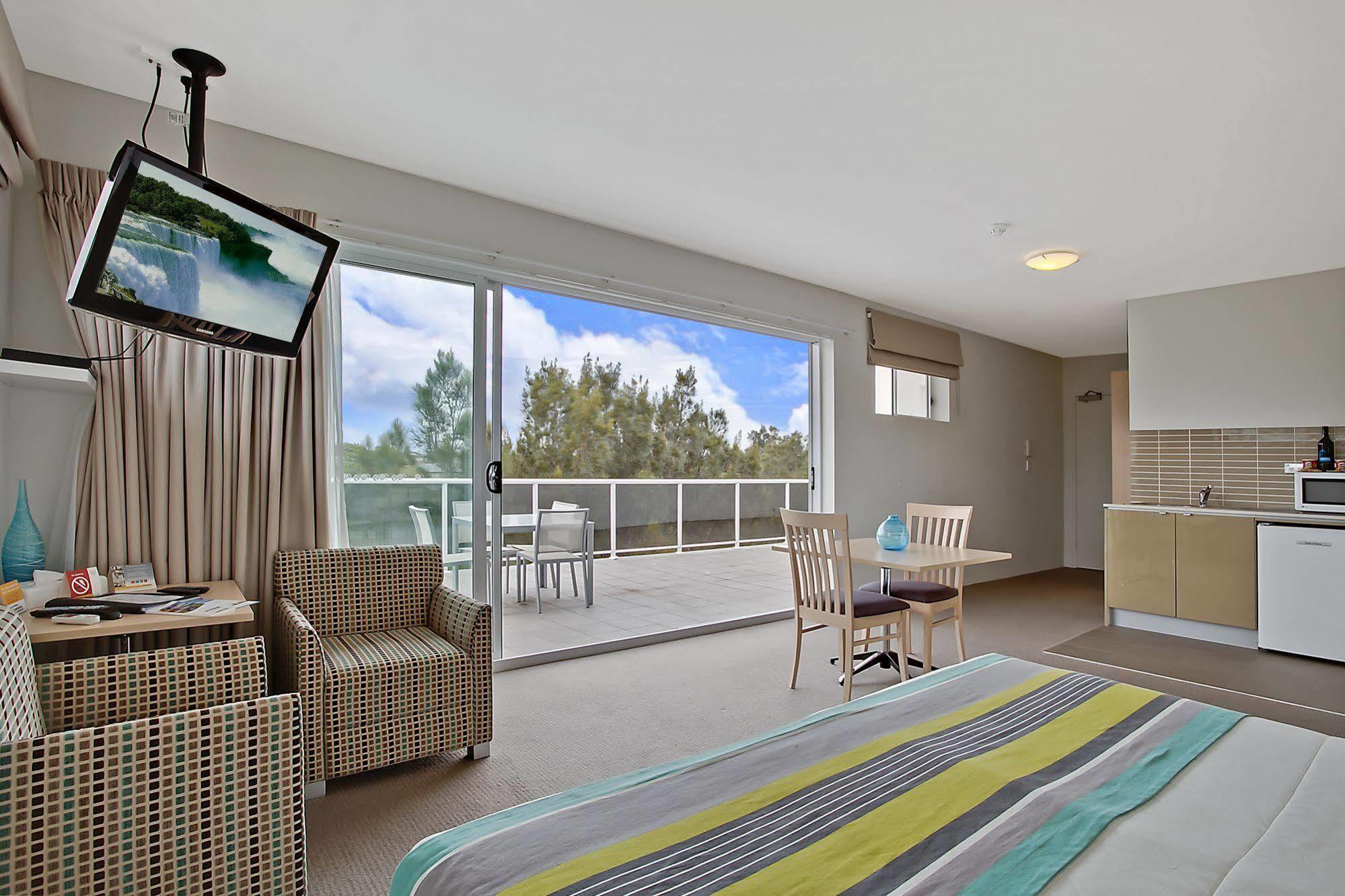 Quality Suites Pioneer Sands Wollongong Buitenkant foto