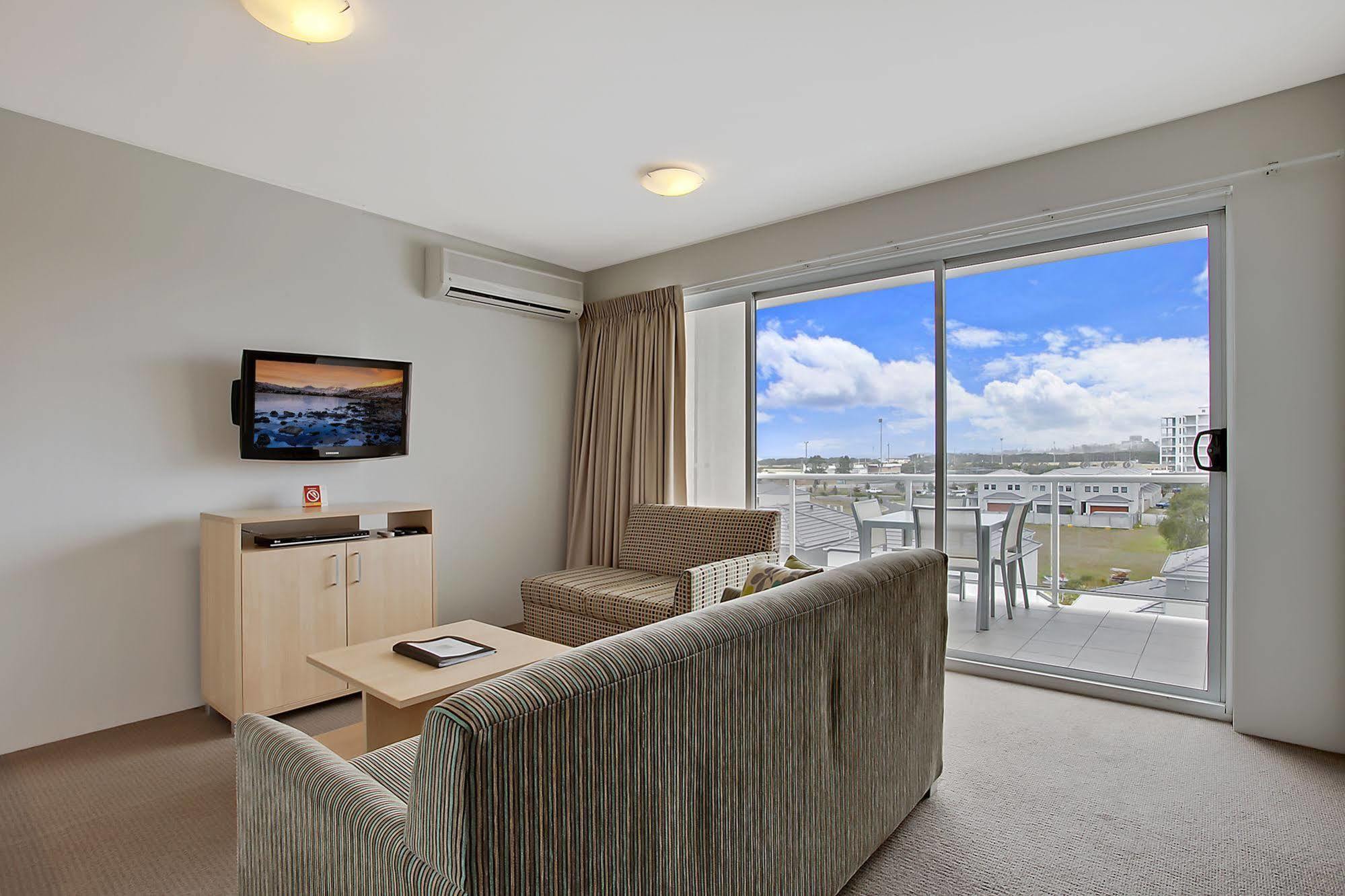 Quality Suites Pioneer Sands Wollongong Buitenkant foto